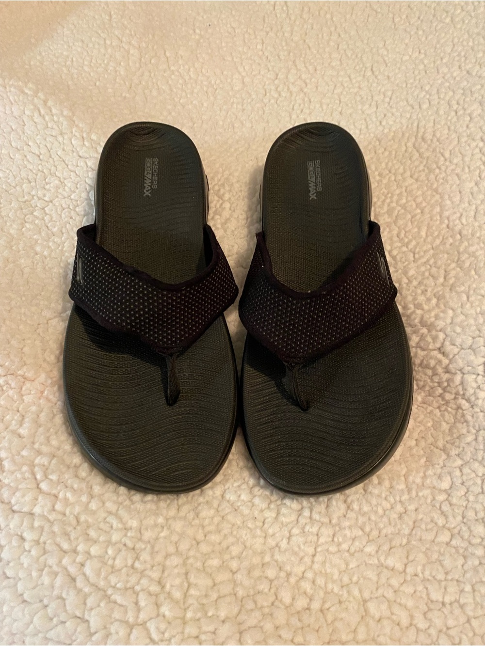 Skechers Goga max Womens  Black Athletic Slide Sandals - NWOT size 10